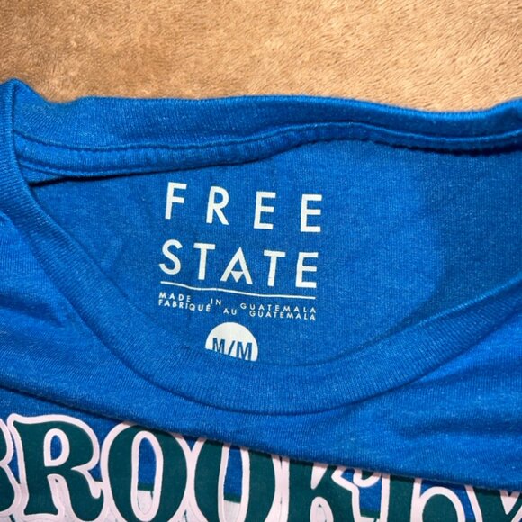 Free State Adult Medium Brooklyn New York Blue Short Sleeve Travel Shirt (Z) - Picture 3 of 5